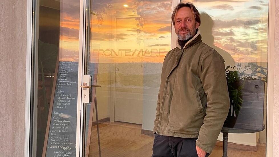 L’imprenditore Nicola Pinzauti davanti al Bistrot "Fronte Mare"