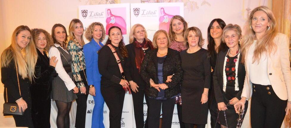 Nella foto alcune professioniste del Centro Lilith con la direttrice Maya Albano e la presidente delle Pubbliche Assistenze Eleonora Gallerini rispettivamente quinta e sesta da destra