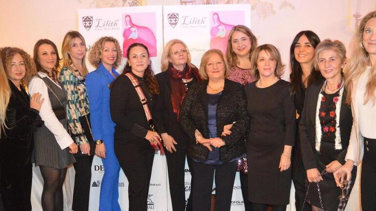 Nella foto alcune professioniste del Centro Lilith con la direttrice Maya Albano e la presidente delle Pubbliche Assistenze Eleonora Gallerini rispettivamente quinta e sesta da destra