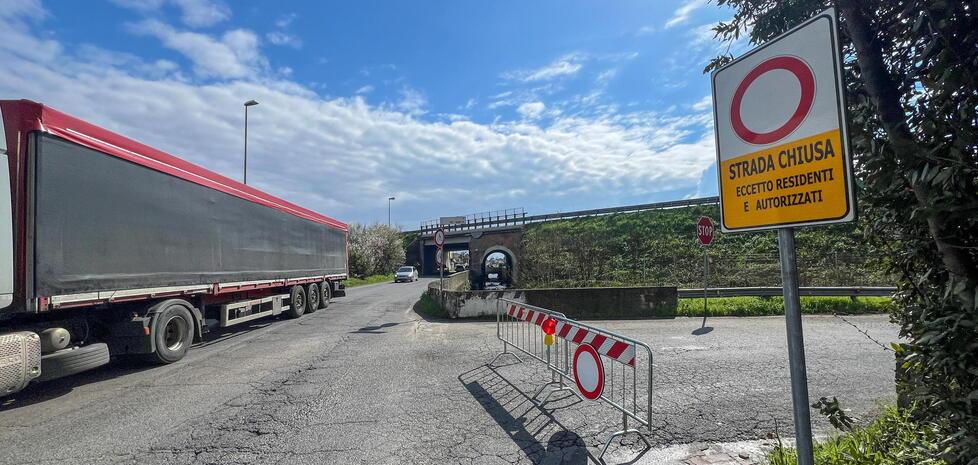 I segnali di divieto di ingresso messi ieri mattina dalla Provincia (foto Nucci)