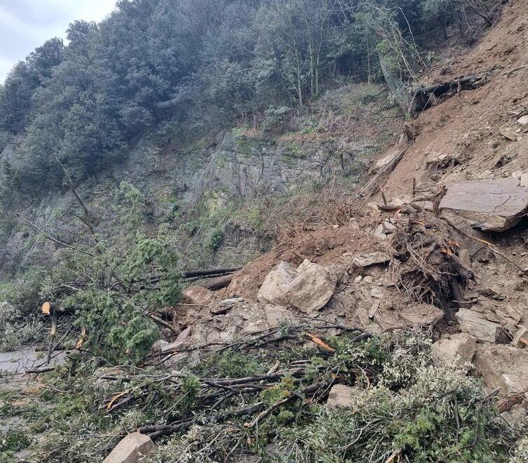 La frana all’altezza del chilometro 71 in località Il Camino Le Coste