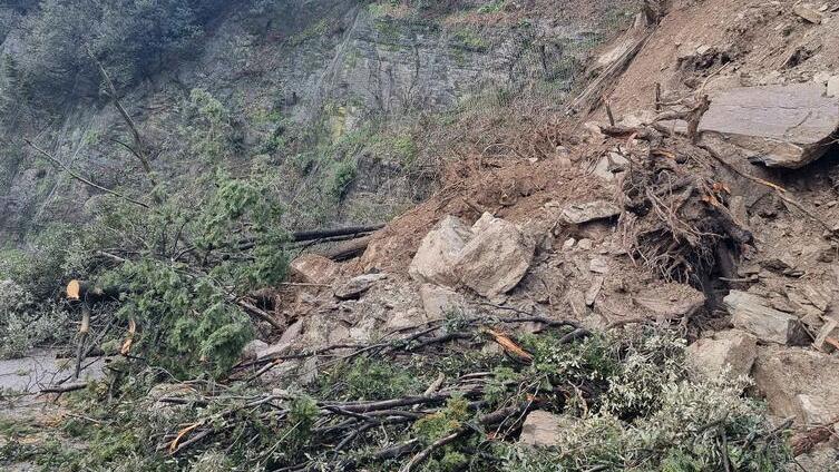 La frana all’altezza del chilometro 71 in località Il Camino Le Coste