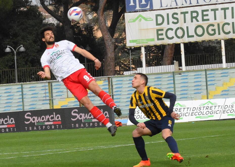 Il bomber Marzierli in azione contro il Figline domenica scorsa (foto Agenzia Bf)
