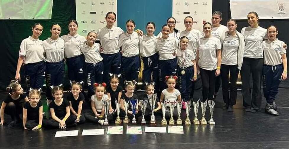 Il gruppo di ballerine all’appuntamento al PalaBalestri di Rosignano della World Dance Competition