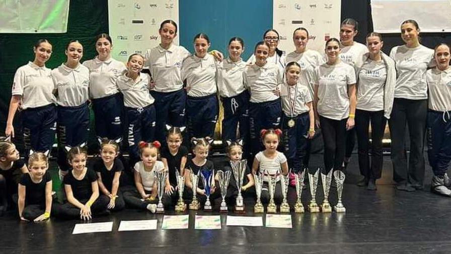 Il gruppo di ballerine all’appuntamento al PalaBalestri di Rosignano della World Dance Competition