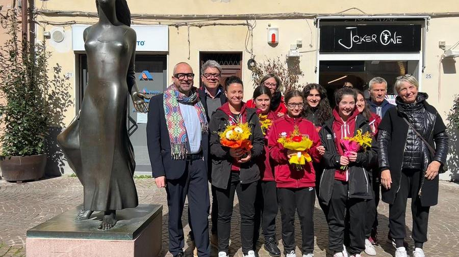 Un momento dell’incontro organizzato dal Comune per celebrare Iannella e altre esponenti del Pontedera femminile alla vigilia della festa della donna (foto Silvi)