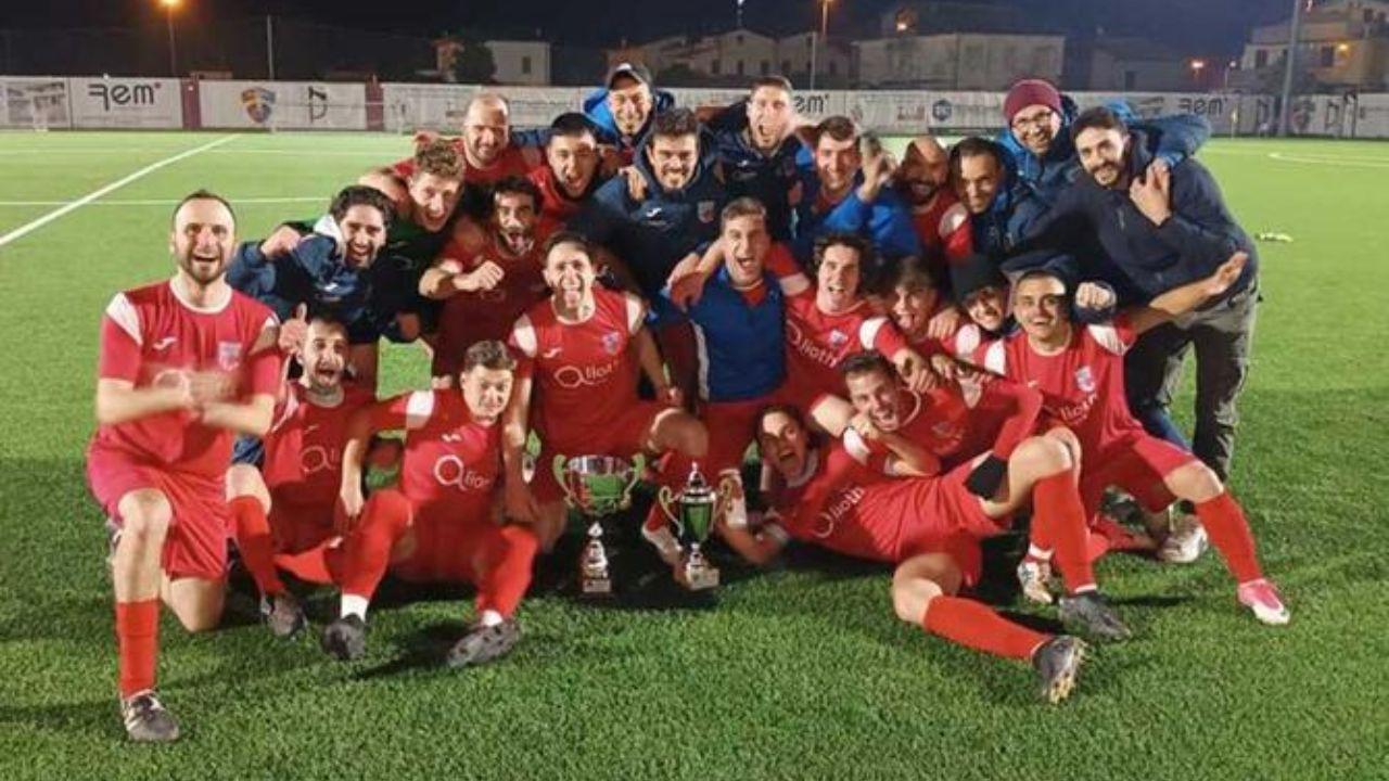 Il Terricciola esulta dopo il trionfo col Porta a Lucca in finale di Coppa provinciale