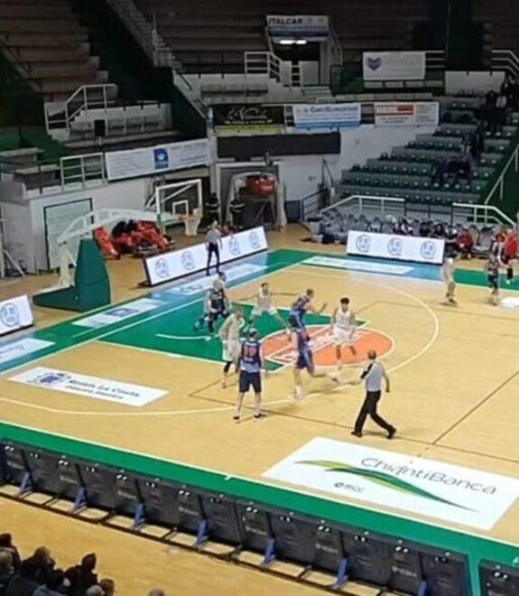Un momento della partita giocata dai Dragons Prato al PalaSclavo di Siena contro la capolista di serie C, gara persa col punteggio di 87 a 78