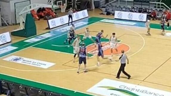 Un momento della partita giocata dai Dragons Prato al PalaSclavo di Siena contro la capolista di serie C, gara persa col punteggio di 87 a 78