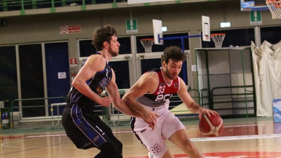 Trentin (Bc Lucca) in azione durante una partita disputata al Palasport durante il turno di play In Silver