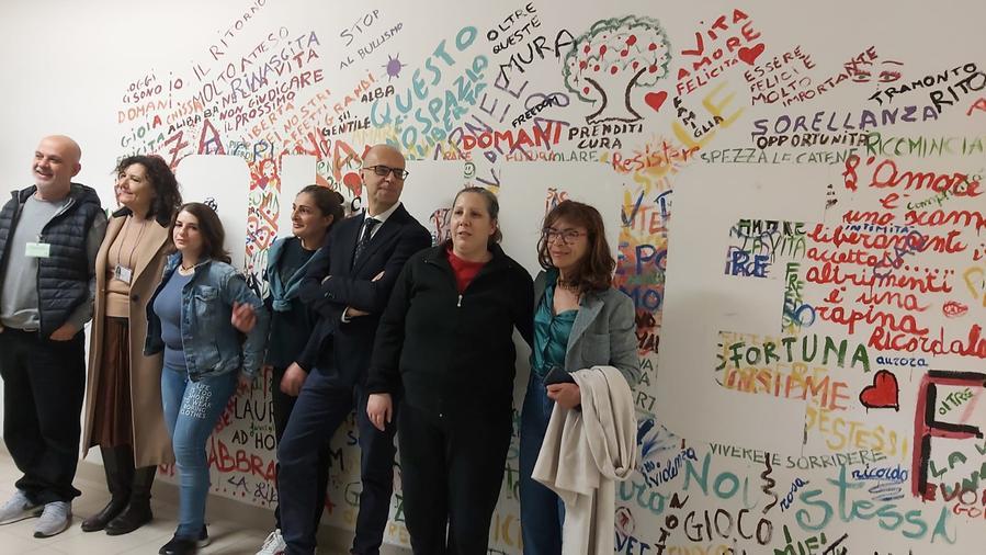 Alcune donne recluse nel carcere di Uta che hanno realizzato il murale. Con loro, al centro, il direttore del carcere Marco Porcu, a destra Maria Grazia Calligaris, a sinistra Riccardo Pinna