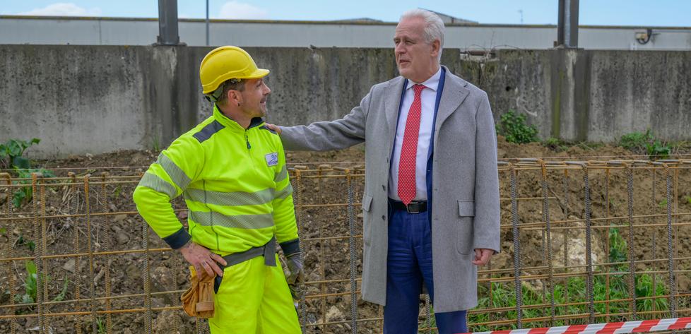 Il presidente Eugenio Giani con un operaio nel cantiere tra Firenze, Scandicci e Lastra a Signa