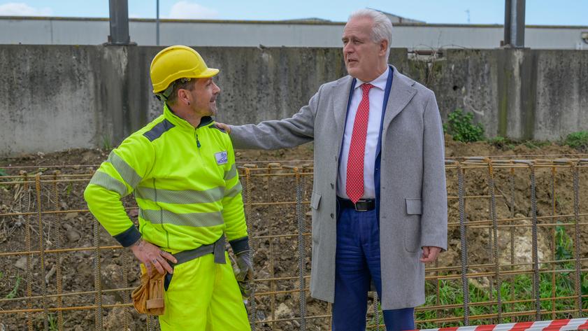 Il presidente Eugenio Giani con un operaio nel cantiere tra Firenze, Scandicci e Lastra a Signa