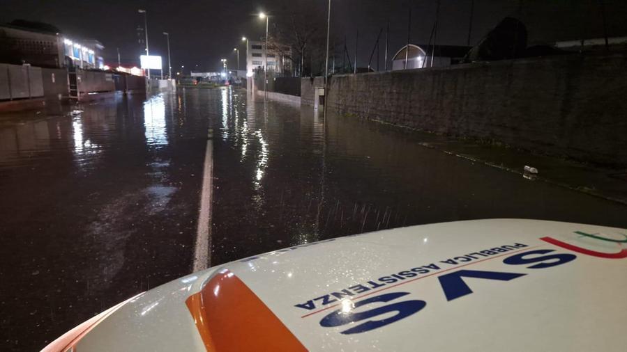 Un tratto di strada allagato nei quartieri nord e la protezione civile Svs sul posto (foto d'archivio)