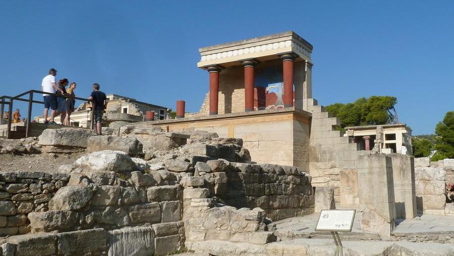 Il gruppo di lavoro del Centro internazionale delle civiltà egee durante una ricerca a Creta