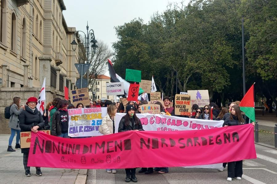 Tempio, durante l’udienza per il presunto stupro di gruppo associazioni in piazza per solidarietà alle ragazze coinvolte