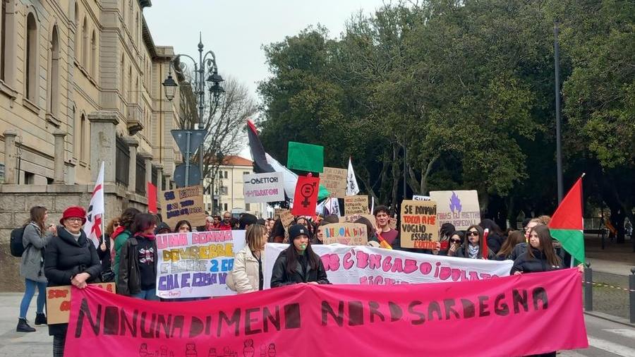 Tempio, durante l’udienza per il presunto stupro di gruppo associazioni in piazza per solidarietà alle ragazze coinvolte