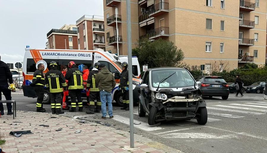 Scontro fra auto per una mancata precedenza, grave una donna a Cagliari