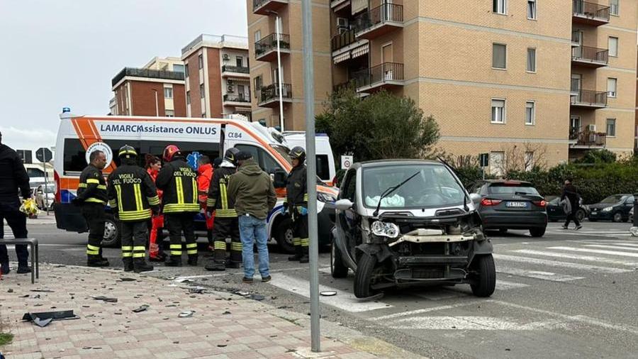 Scontro fra auto per una mancata precedenza, grave una donna a Cagliari