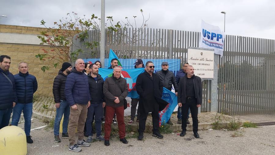 Turni massacranti e continue minacce da parte dei detenuti, la protesta della polizia penitenziaria a Uta