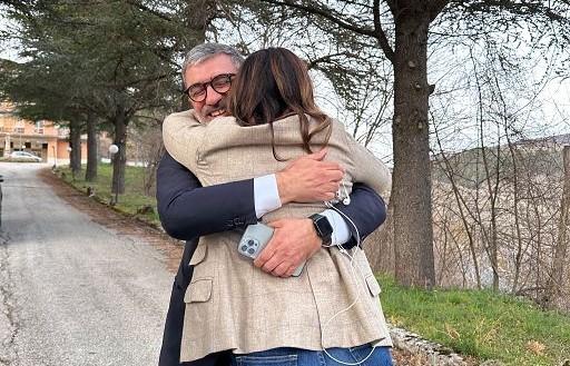 Elezioni in Abruzzo, Alessandra Todde cita Enrico Berlinguer: «Abruzzesi e sardi simili: sono rudi, seri e laboriosi»