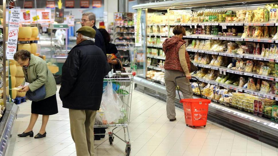 Prezzi degli alimentari alle stelle, in Sardegna fare la spesa diventa un salasso 