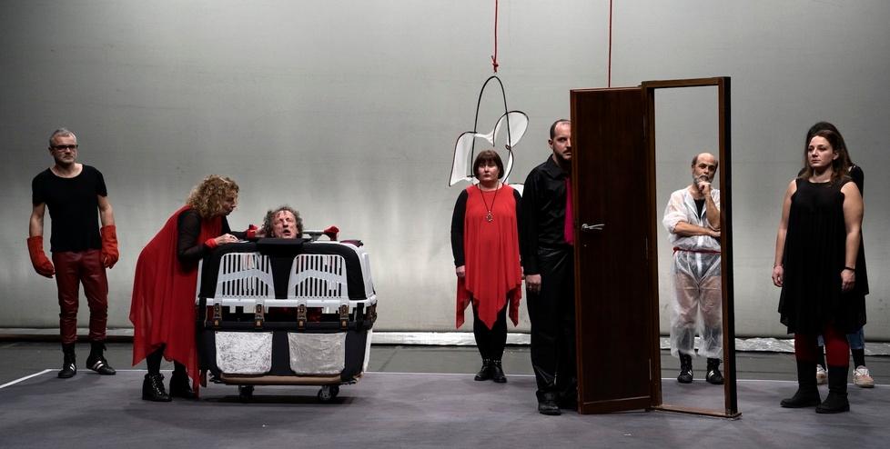 Hybris, una porta che sbatte e la deriva dell’essere umano