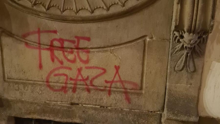 
	La scritta sul palazzo del consiglio regionale

