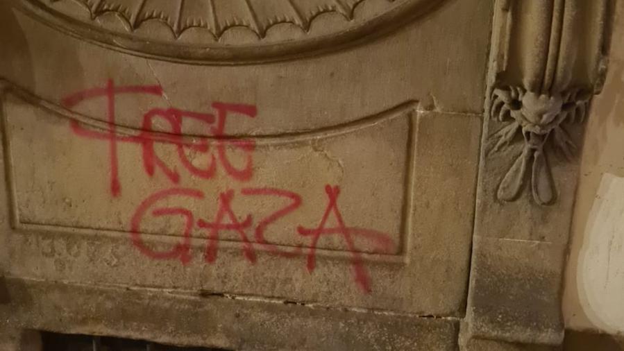 La scritta sul palazzo del consiglio regionale