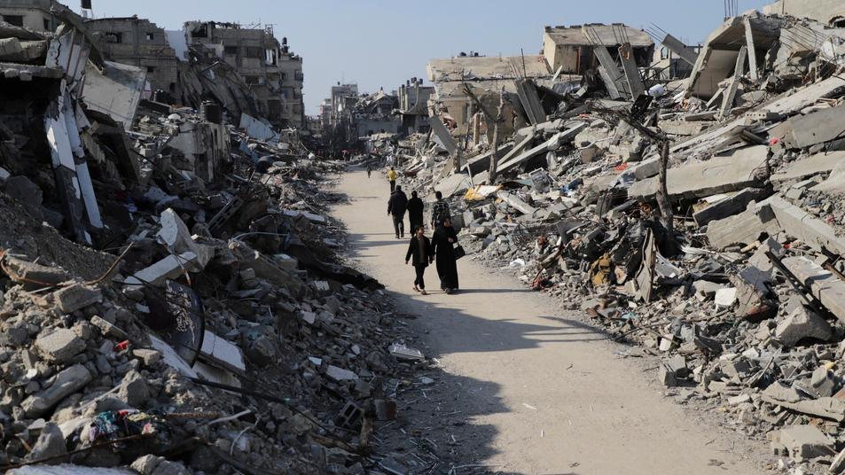 A Gaza tra morti di fame, epidemie e topi. «E oltre il valico i Tir con gli aiuti fermi»