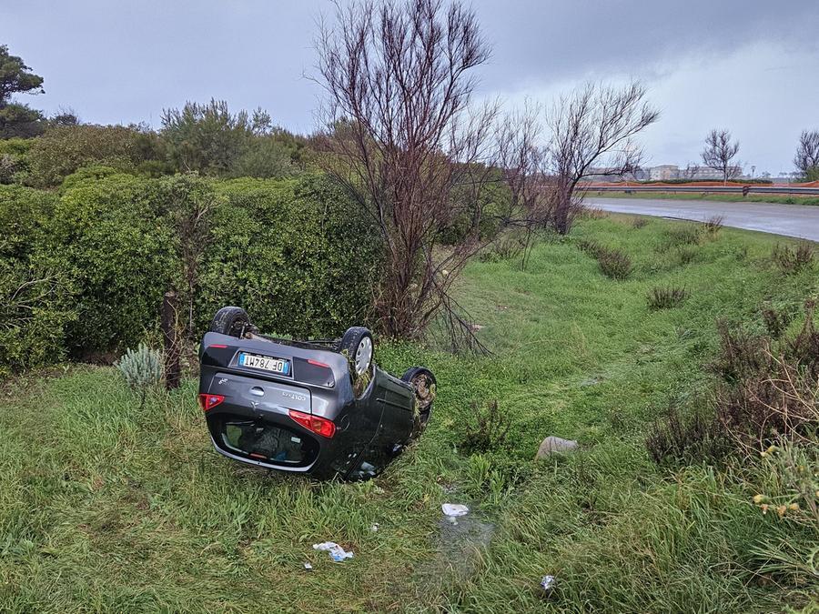 Porto Torres, esce di strada con l’auto e si ribalta: illeso