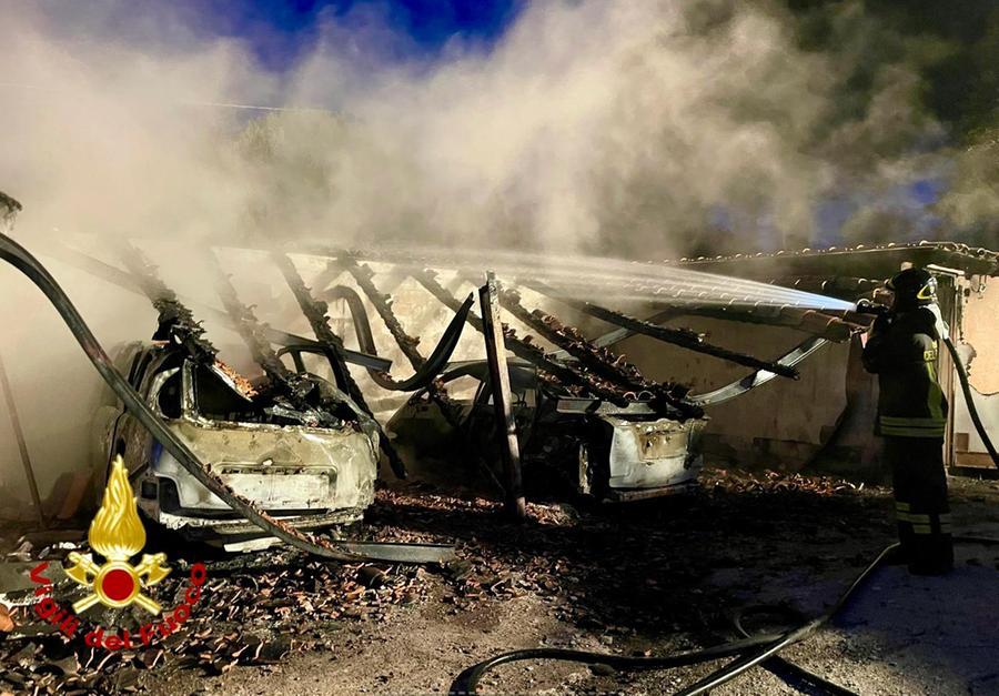 Arzachena, rogo distrugge due auto e una motocicletta e mette in pericolo un’abitazione