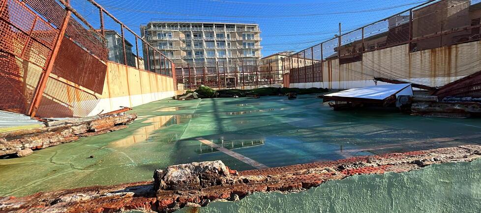 Il gabbione sventrato dalla furia del mare (foto Silvi)