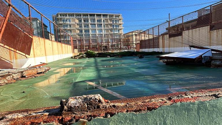 Il gabbione sventrato dalla furia del mare (foto Silvi)