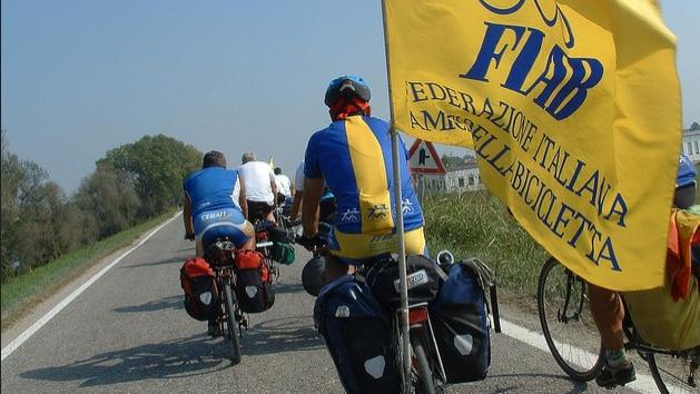 Ferrara, no alle auto in sosta sulla ciclabile. La Fiab protesta in via Comacchio