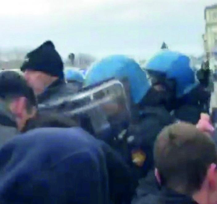 Sopra, un momento degli scontri del 23 febbraio scorso davanti al consolato Usa, a seguito dei quali sono rimasti feriti cinque manifestanti