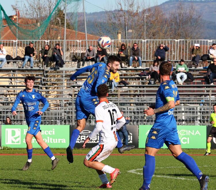 Un’azione del derby tra Prato e Aglianese (foto Nucci)