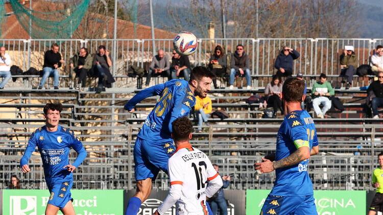 Un’azione del derby tra Prato e Aglianese (foto Nucci)
