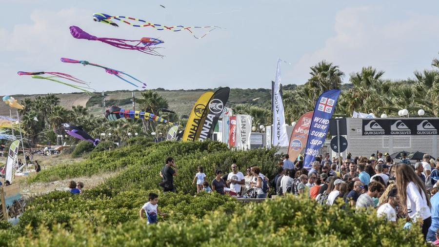 Pienone sul lungomare tra Putzu Idu e Mandriola per la Sagra del Surf, uno degli eventi più amati dai turisti