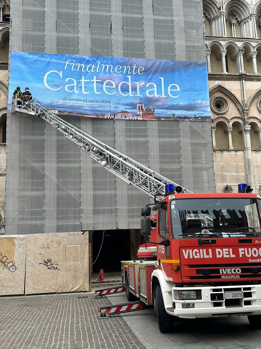 Duomo di Ferrara, lo striscione dell’inaugurazione del 23 marzo