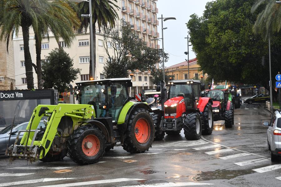 
	Trattori in piazza Roma a Oristano durante la protesta dei giorni scorsi

