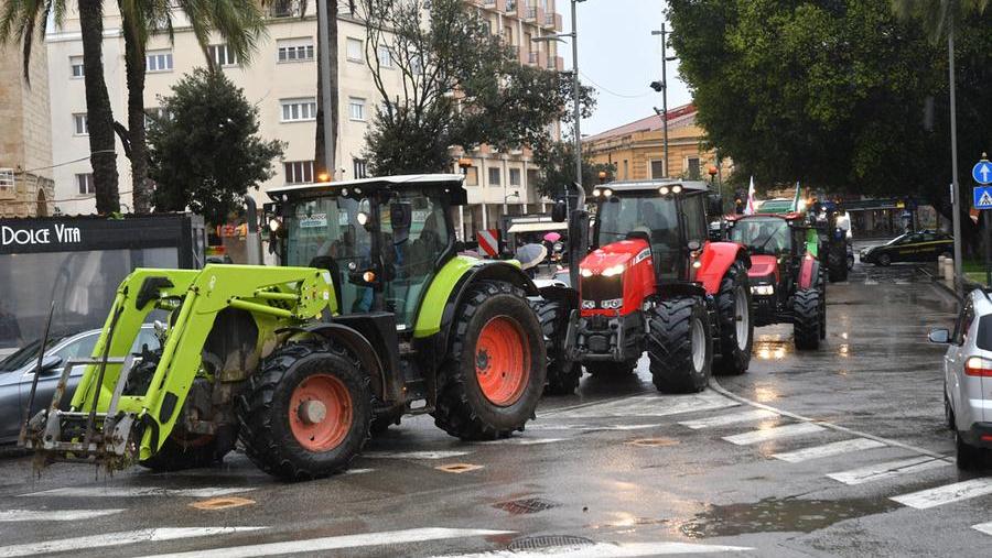 Trattori in piazza Roma a Oristano durante la protesta dei giorni scorsi
