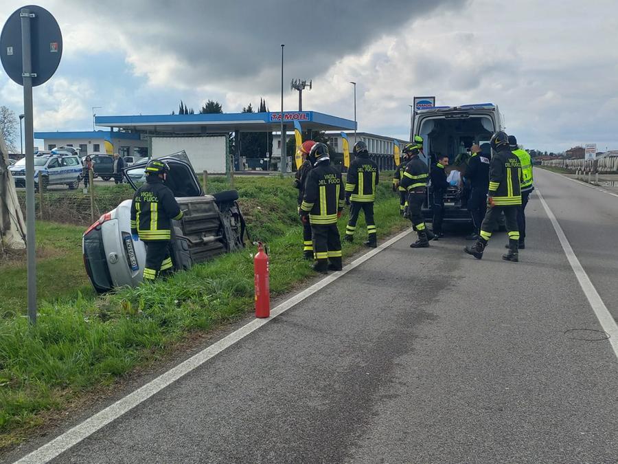 Incidente a Copparo, auto nel fossato