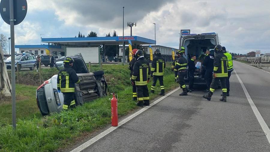 Incidente a Copparo, auto nel fossato