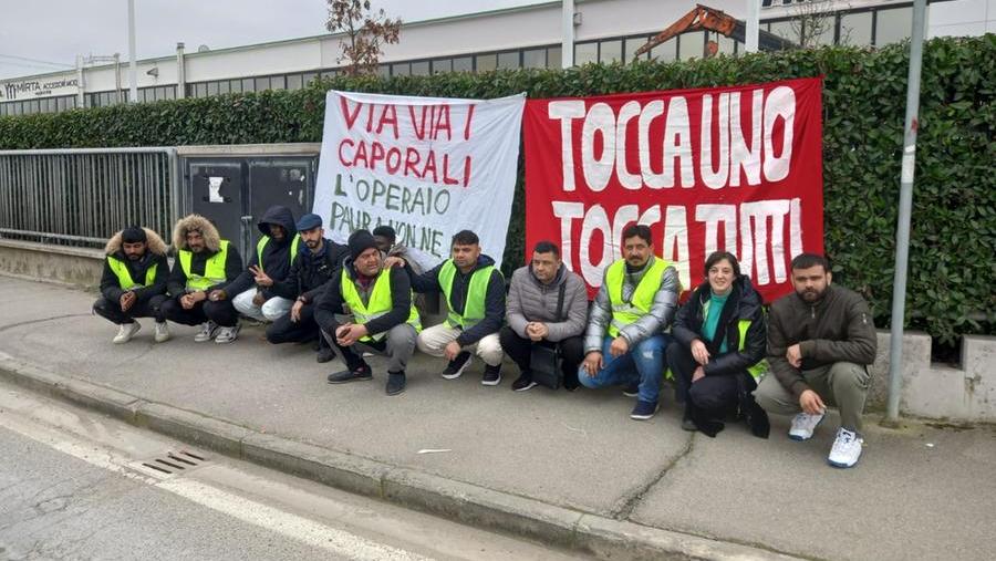 Il presidio degli operai davanti alla Acca di Seano