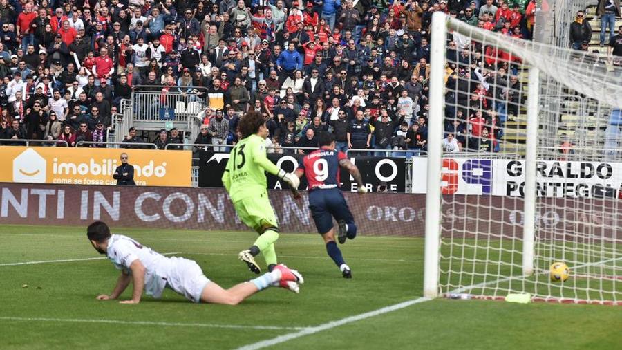 
	Cagliari-Salernitana, il gol di Lapadula&nbsp;<em>(foto Mario Rosas)</em>

