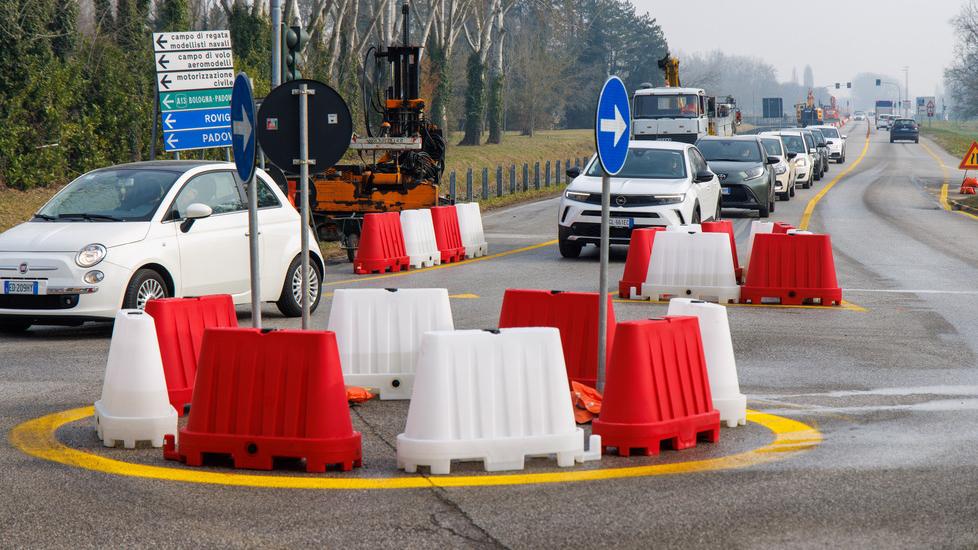 Ferrara, lavori in via Bacchelli: la rotonda provvisoria diventerà permanente