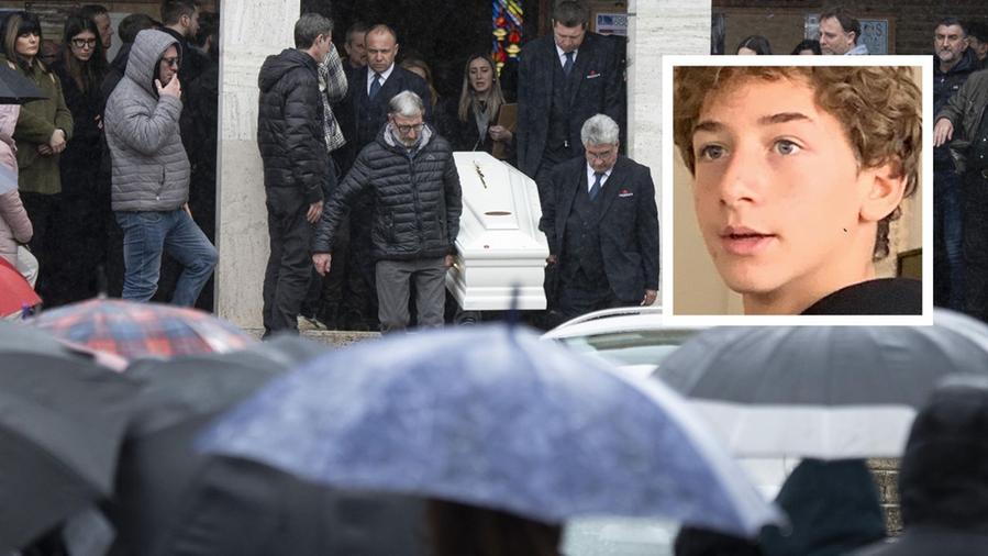 Morto a 15 anni, Grosseto si ferma e piange Riccardo: «Grazie per averci regalato il tuo sorriso»