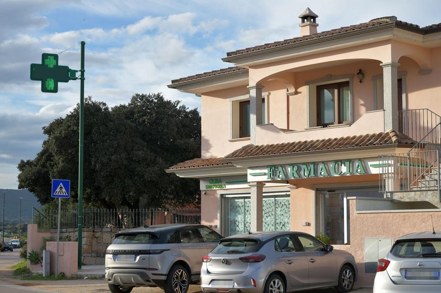 Caso insegne a Olbia, le farmacie in rivolta: ricorso al Tar contro il Comune