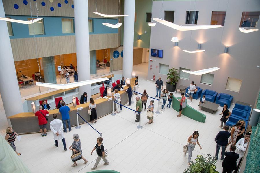 
	La hall d'ingresso dell'ospedale che ospiter&agrave; i concerti

